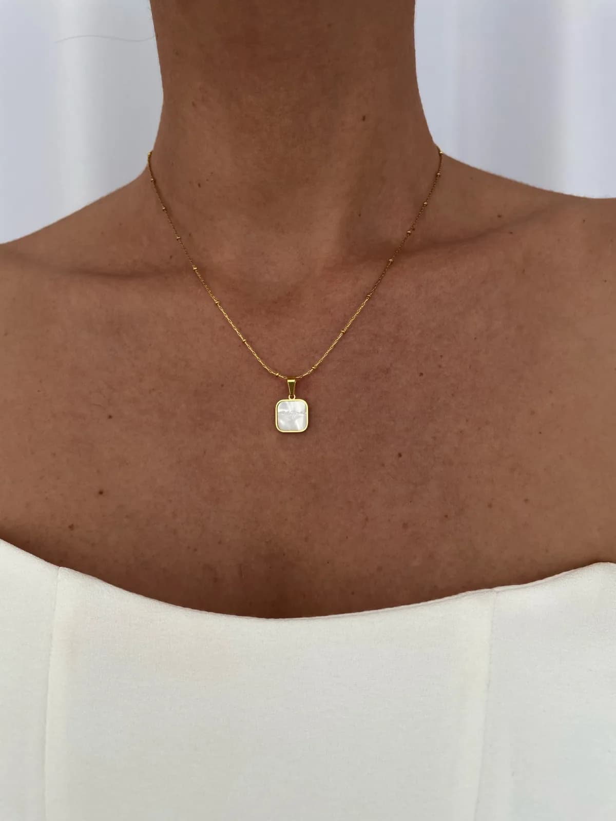 Çelik Minimal Kare Tasarım Sedefli Gold Kolye