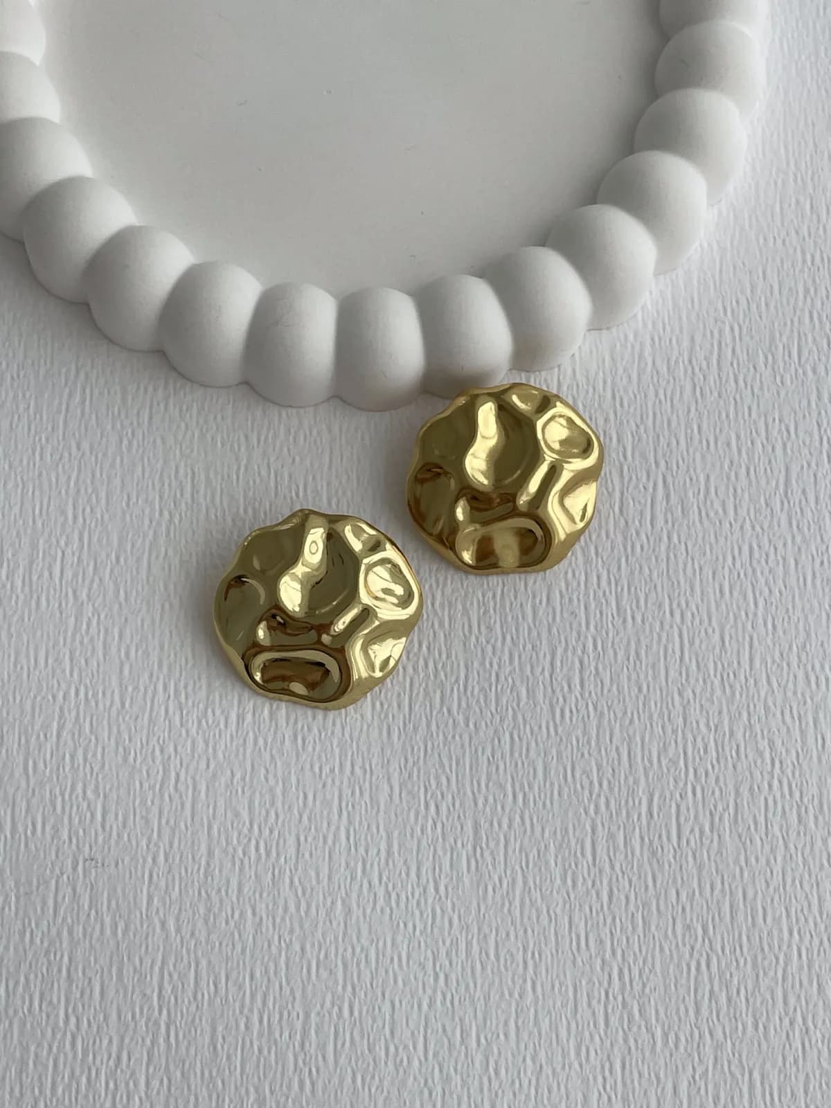Çelik Soyut Tasarım Yuvarlak Gold Küpe