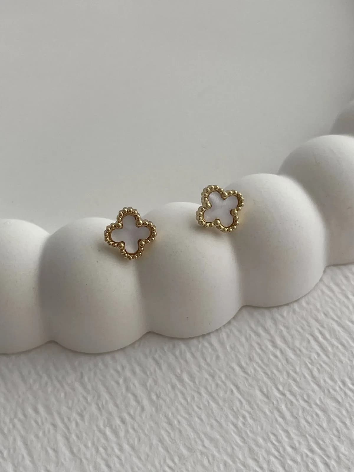 Özel Seri Marka Model Yonca Tasarım Sedef Detay Gold Küpe