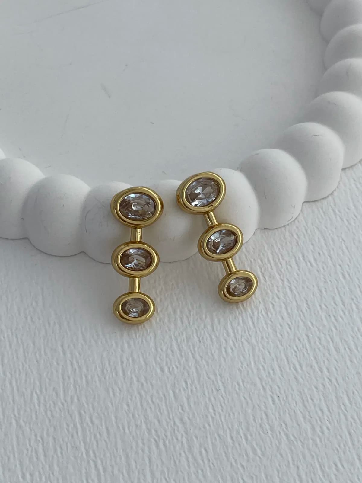 Çelik Baget Taşlı Üçlü Oval Tasarım Gold Küpe