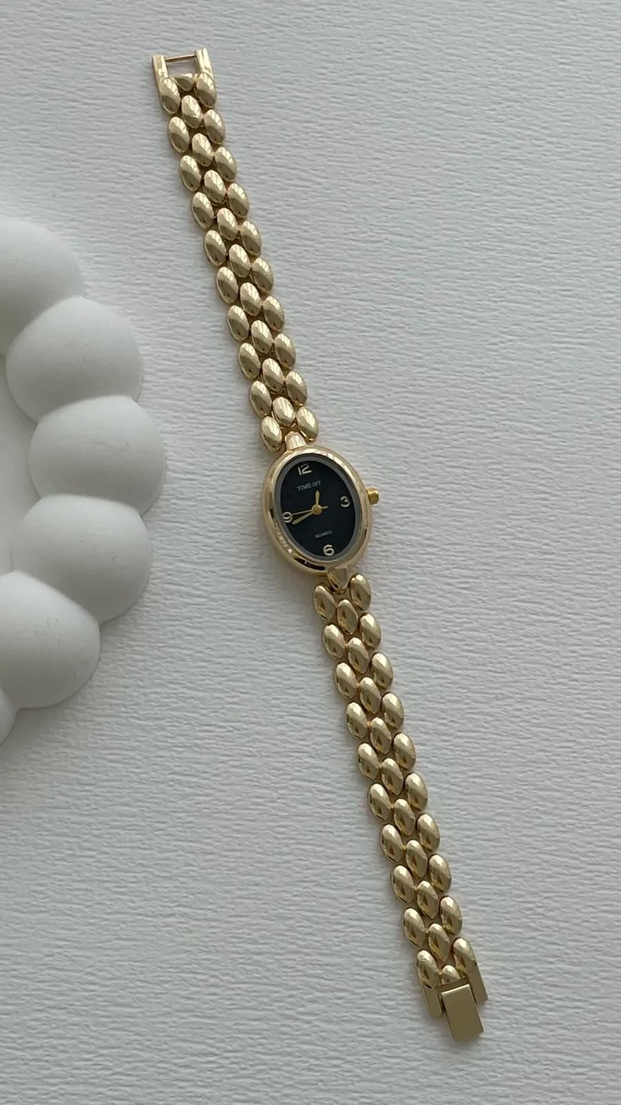 Oval Tasarım Kadranı Siyah Gold Vintage Saat