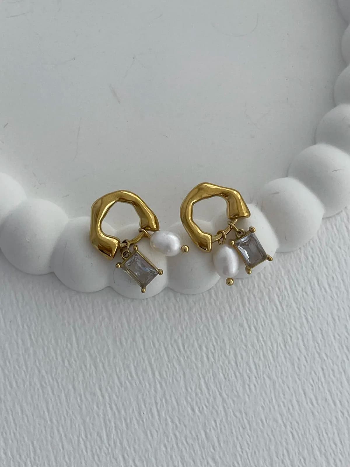 Çelik Baget Taşlı İnci Detay Soyut Tasarım Gold Küpe