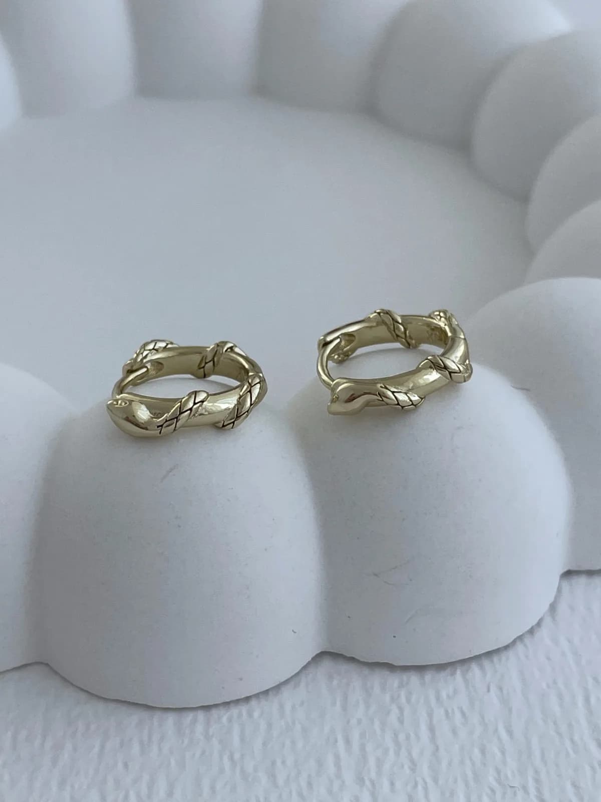 Özel Seri Kıvrım Tasarım Gold Küçük Halka Küpe