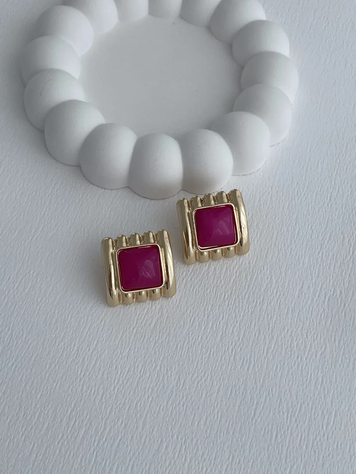 Özel Seri Fuşya Kemik Detay Kare Tasarım Gold Küpe