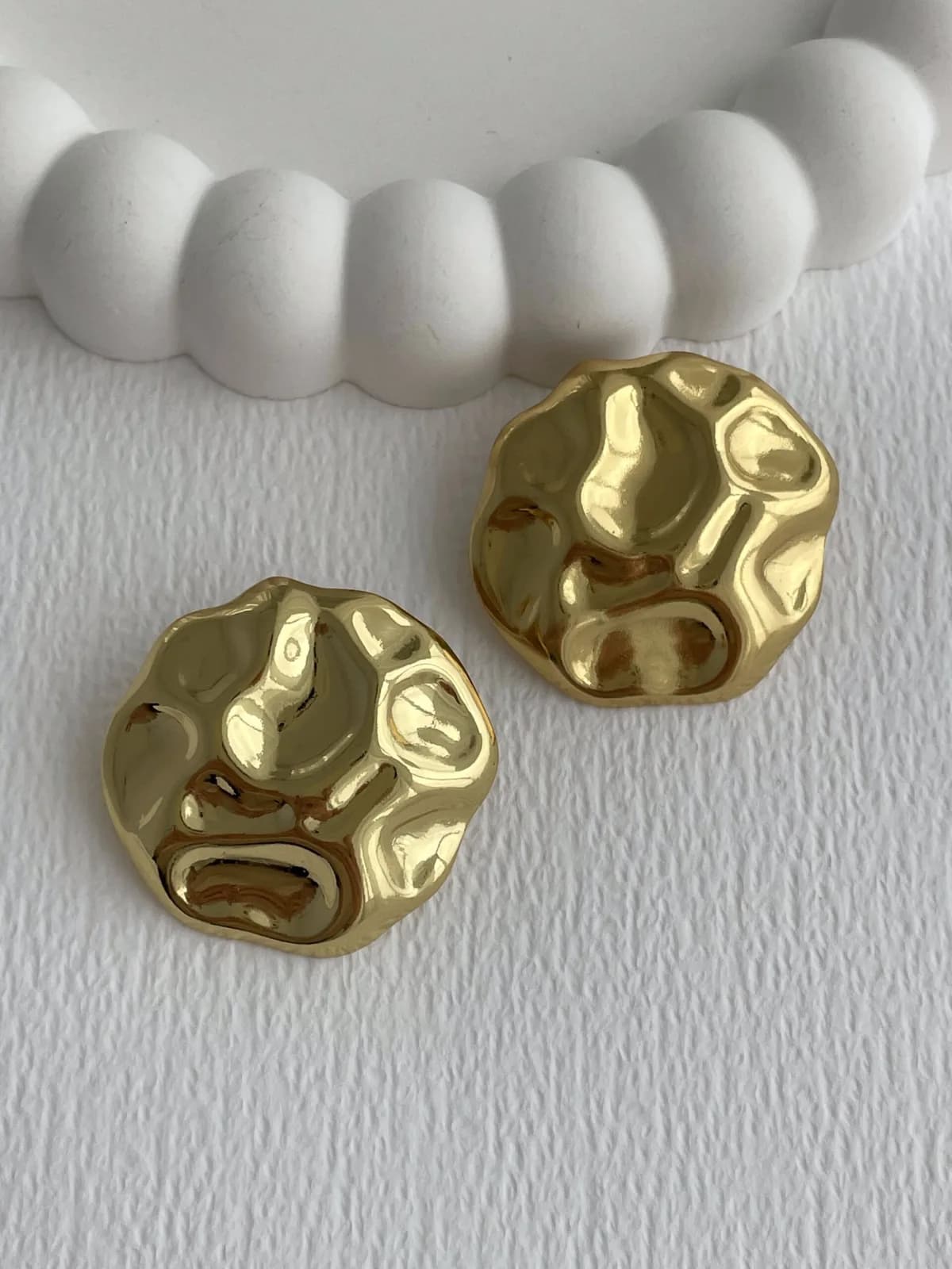 Çelik Soyut Tasarım Yuvarlak Gold Küpe