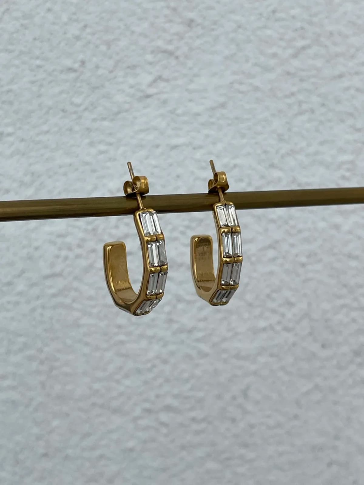 Çelik Baget Taşlı Oval Tasarım Gold Küpe