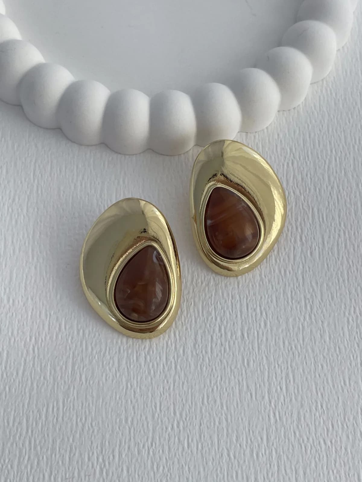 Özel Seri Açık Kahverengi Kemik Damla Detay Gold Küpe