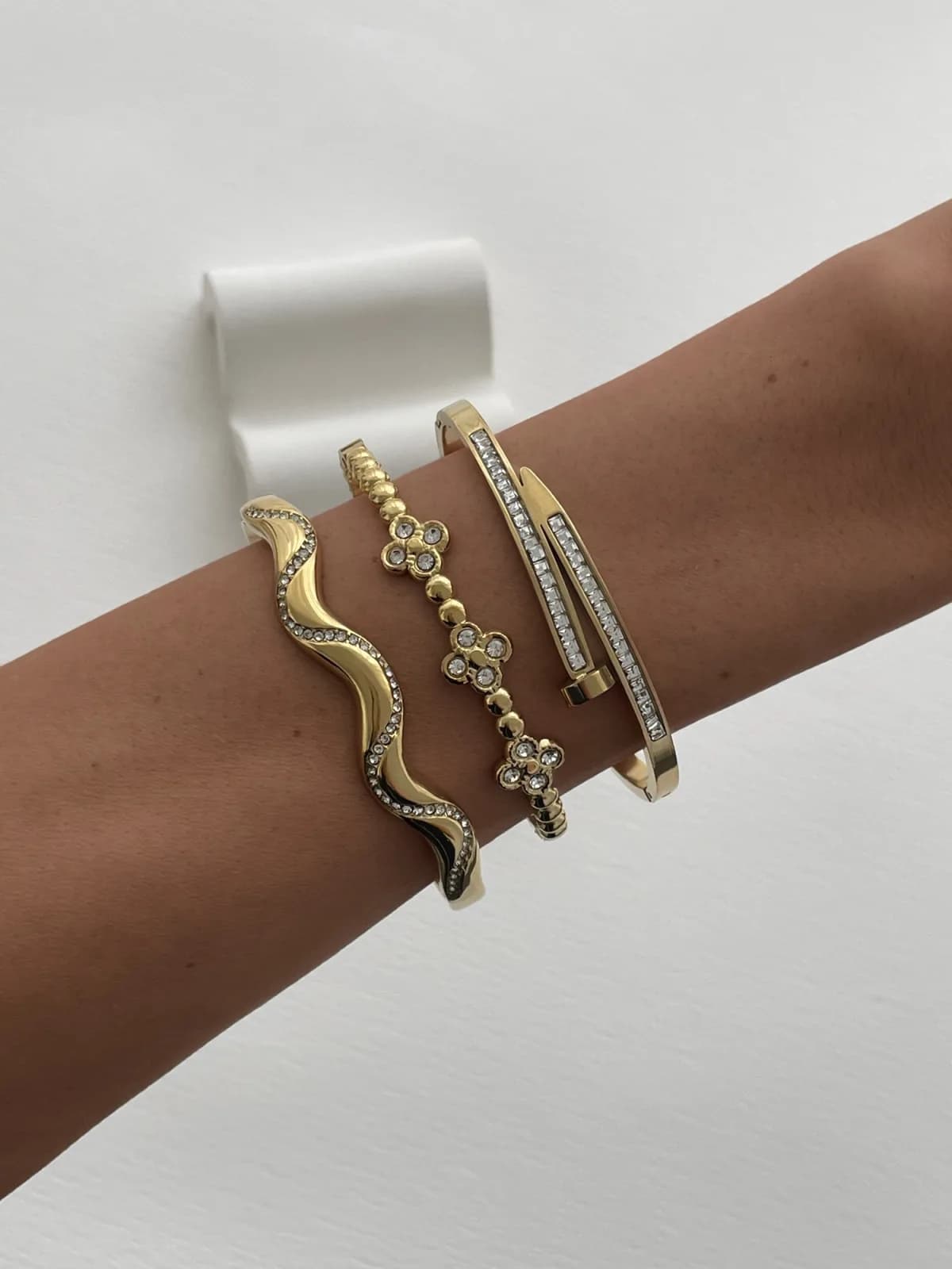 Çelik Zirkon Taşlı Yonca Model Gold Bileklik