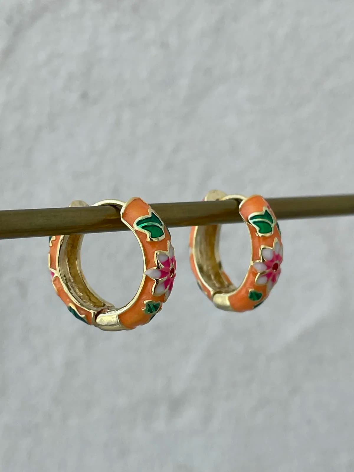 Özel Seri Çiçek Kabartma Desen Turuncu Gold Küpe