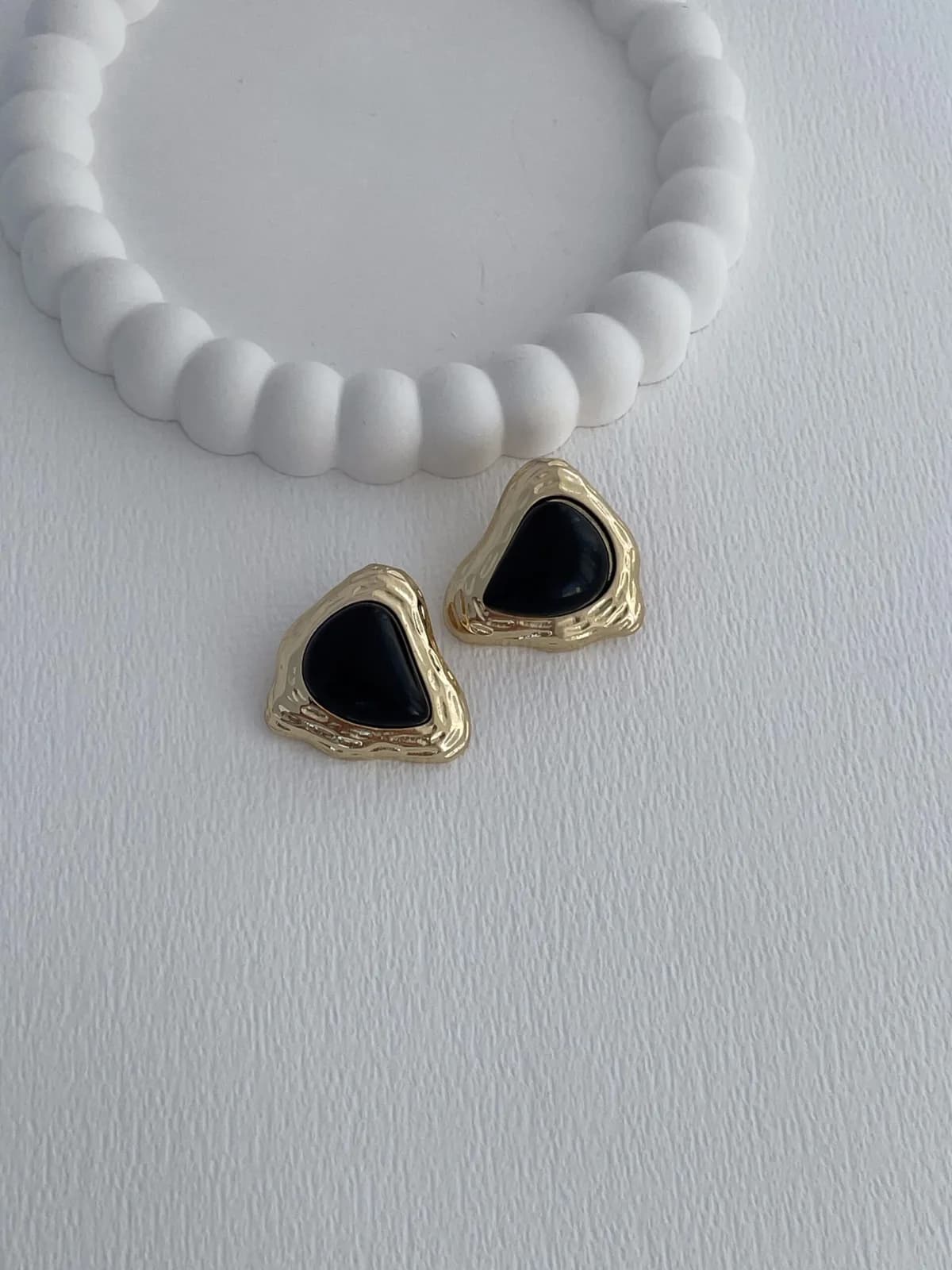 Özel Seri Desenli Üçgen Tasarım Siyah Mineli Gold Küpe