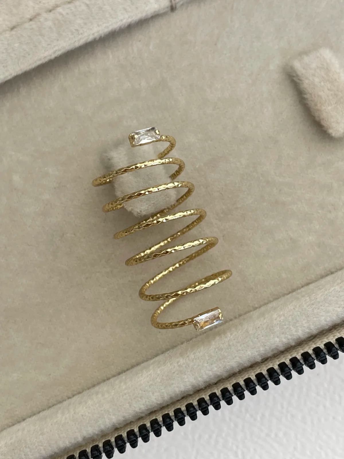 Özel Seri Dikdörtgen Baget Taşlı Spiral Tasarım Gold Yüzük