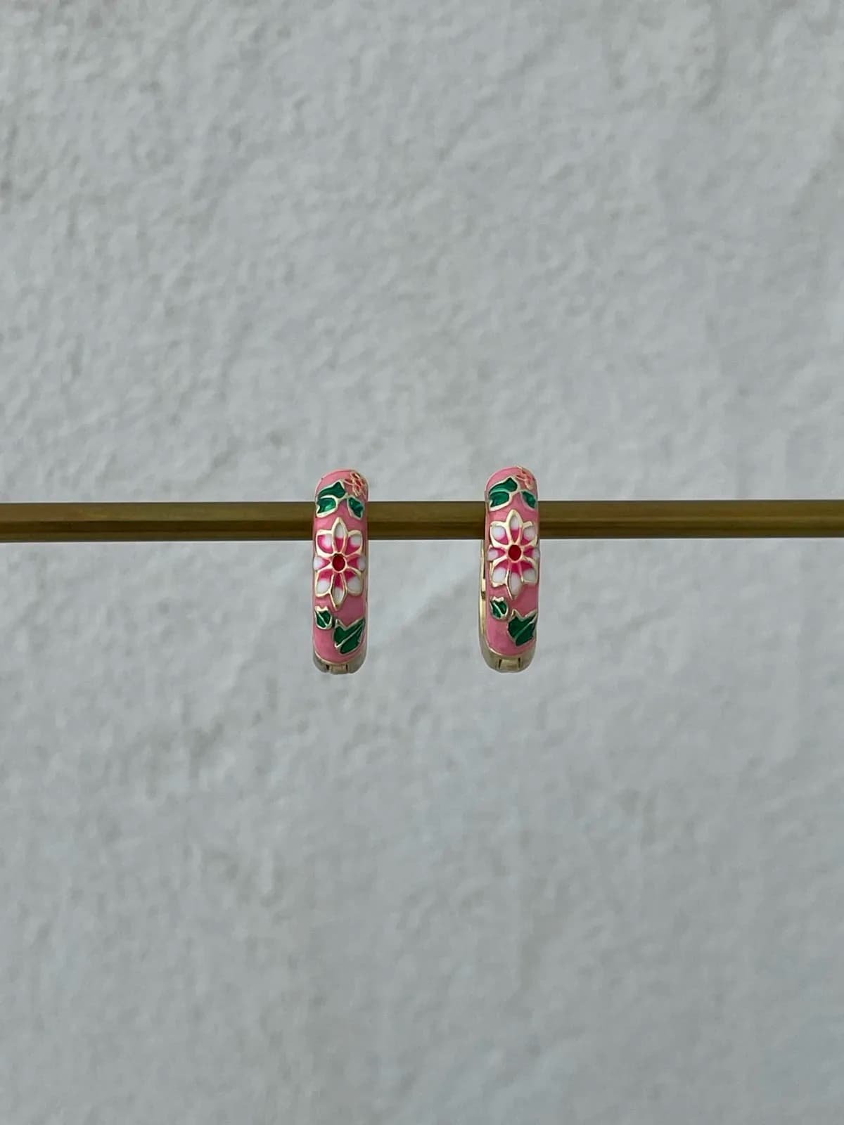 Özel Seri Çiçek Kabartma Desen Pembe Gold Küpe