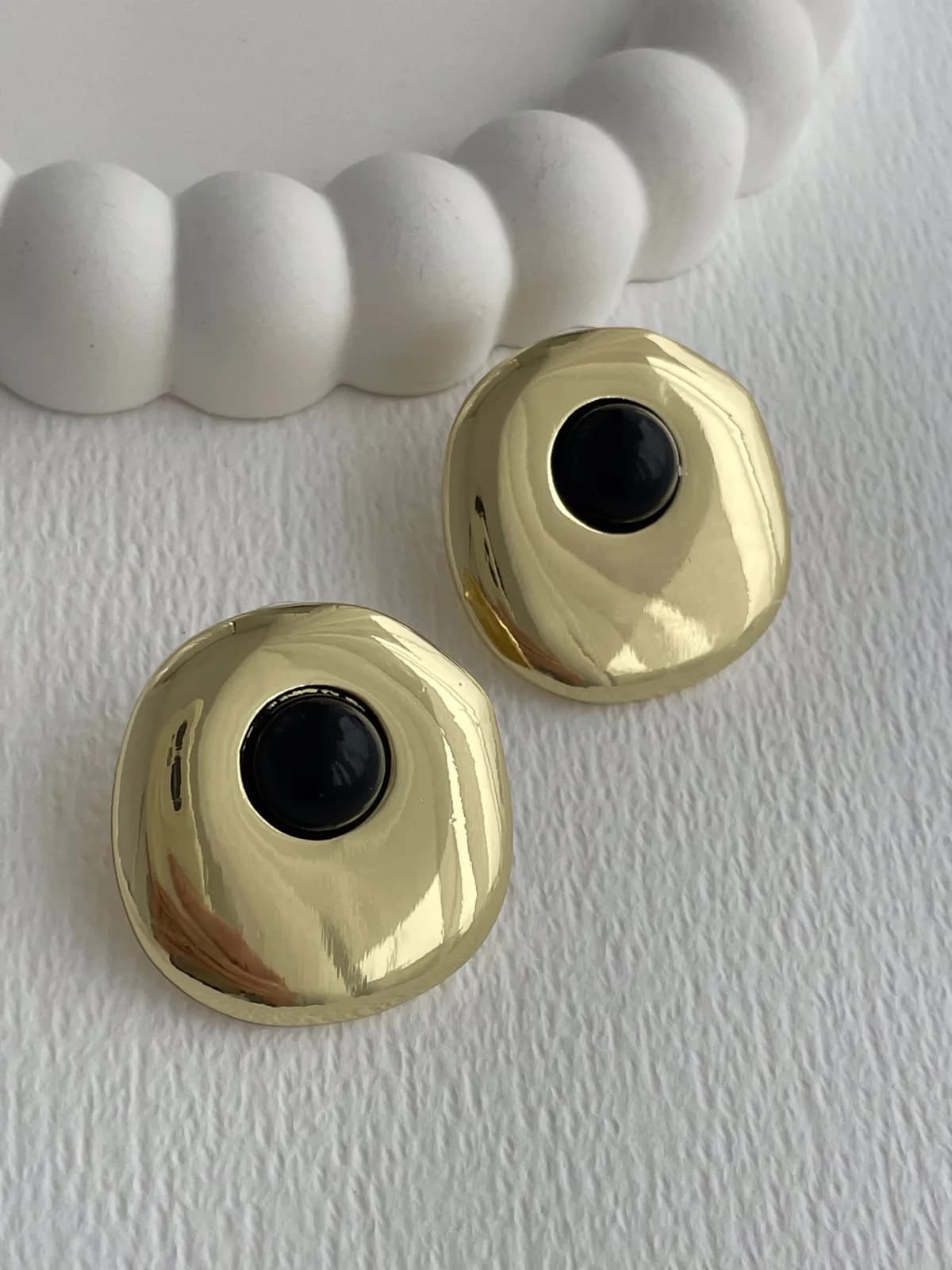 Özel Seri Siyah Mineli Yuvarlak Tasarım Gold Küpe