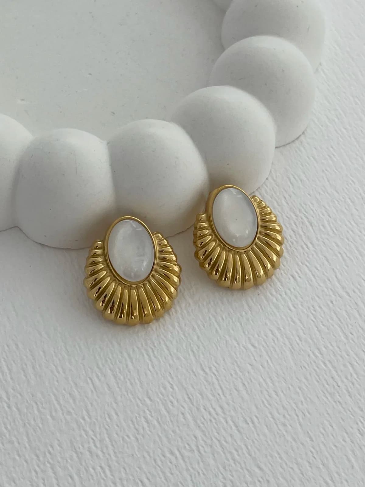 Çelik Sedef Detay Tırtık Oval Tasarım Gold Küpe