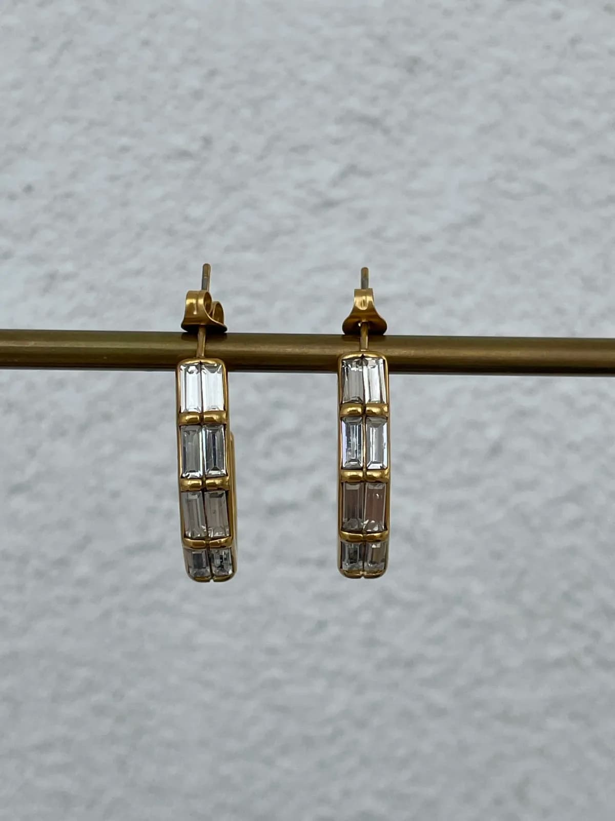 Çelik Baget Taşlı Oval Tasarım Gold Küpe
