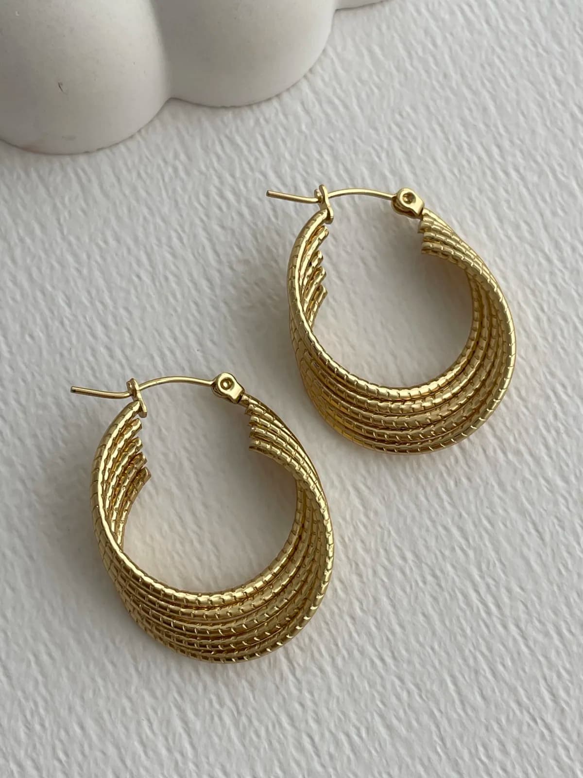 Çelik Kesik Çubuk Sarmal Tasarım  Gold Küpe