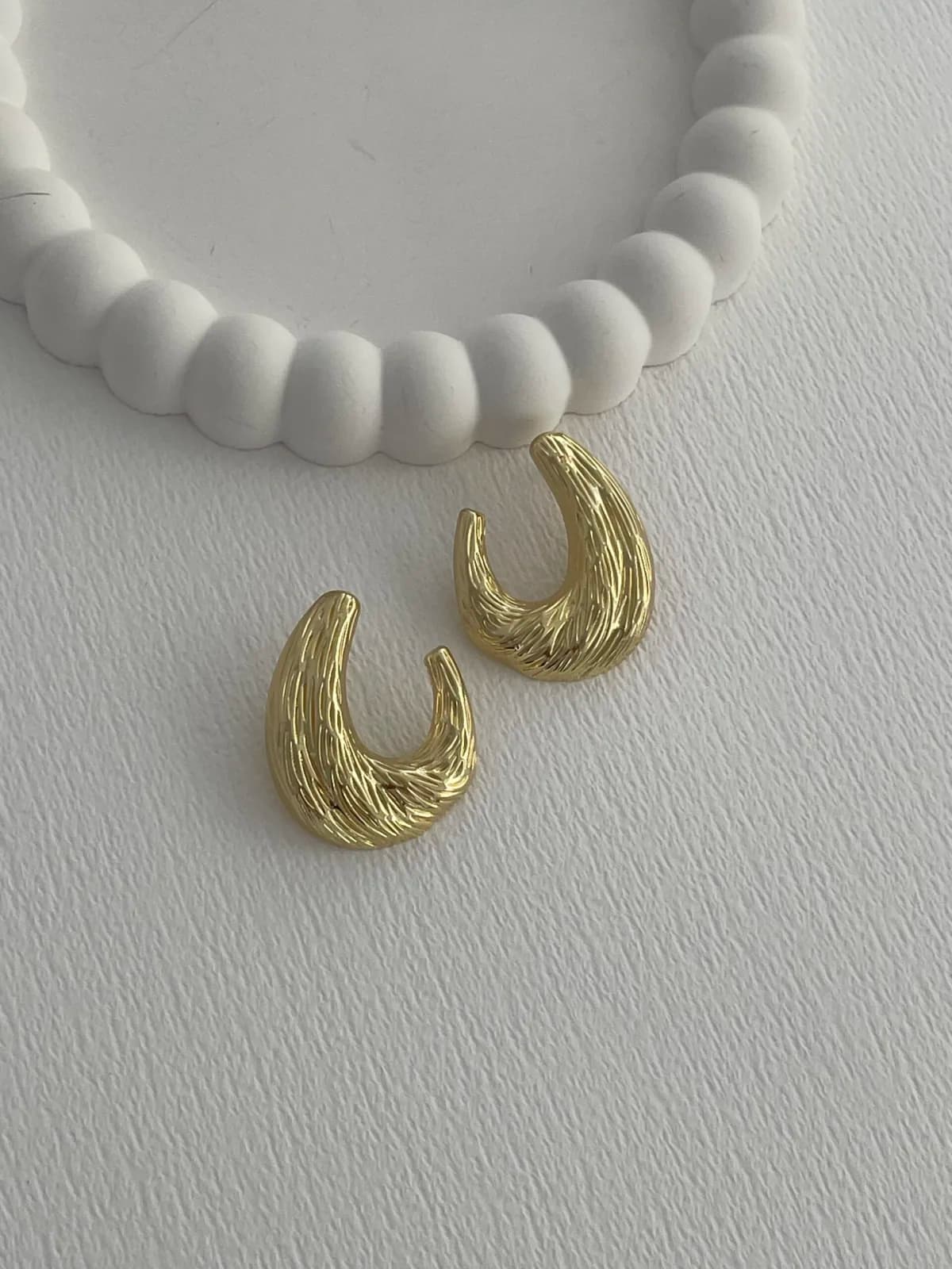 Özel Seri Desenli Oval Tasarım Gold Küpe