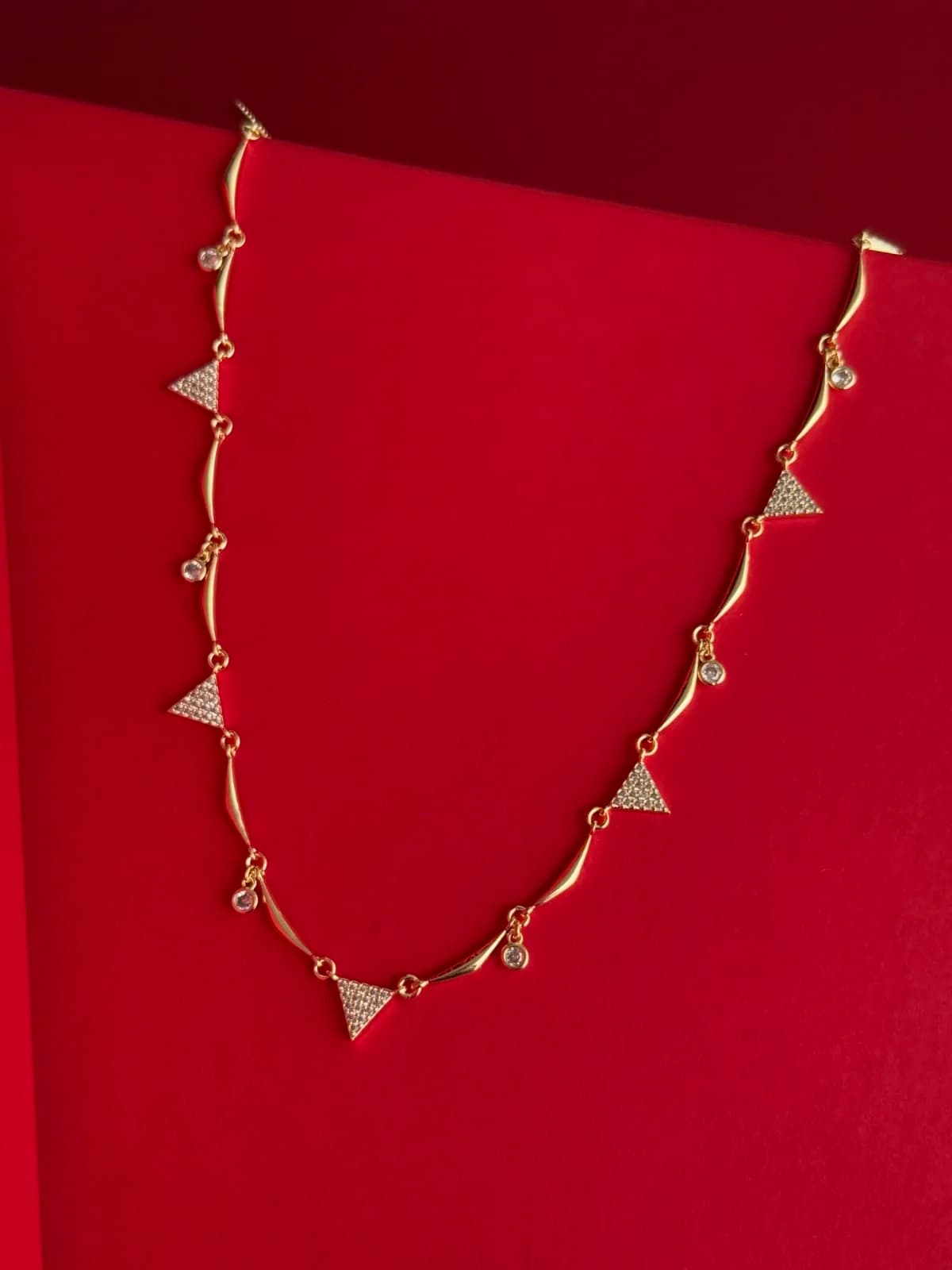 NS- Üçgen Tasarım Zirkon Taşlı Gold Kolye