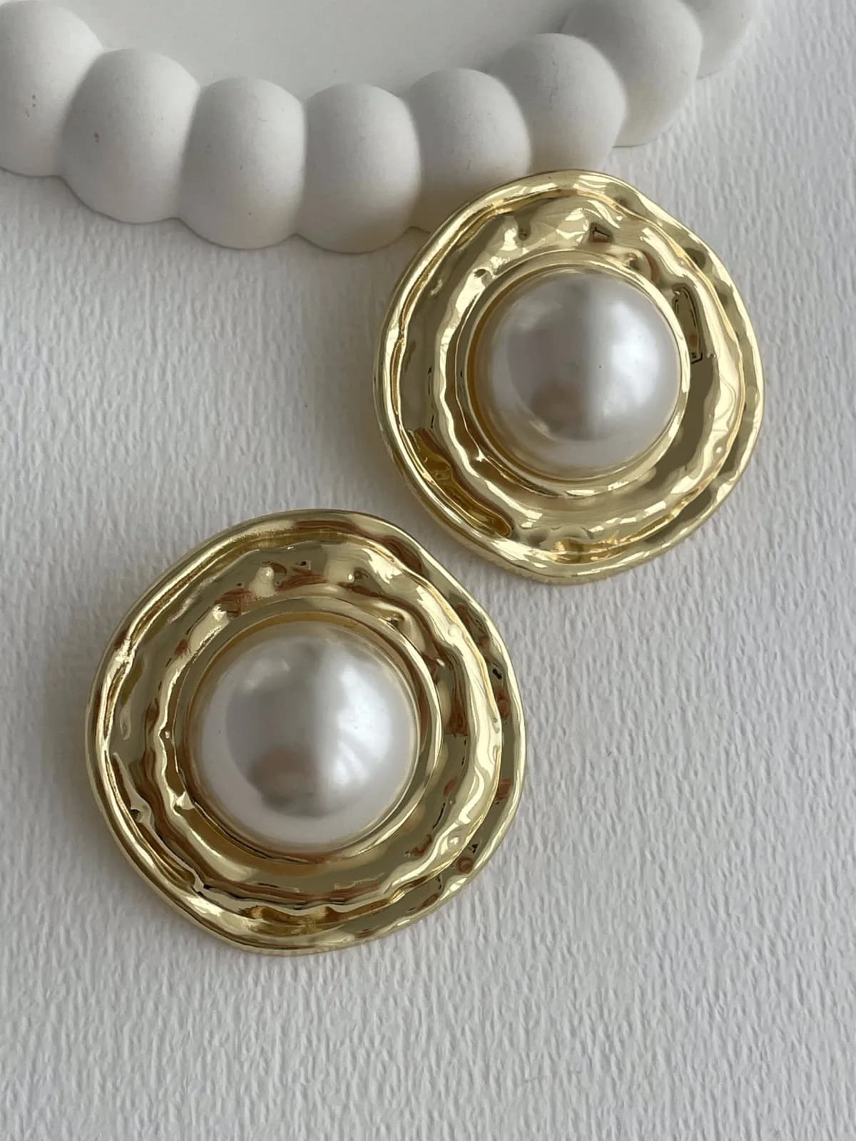 Özel Seri İnci Detay Etrafı Desenli Yuvarlak Gold Küpe