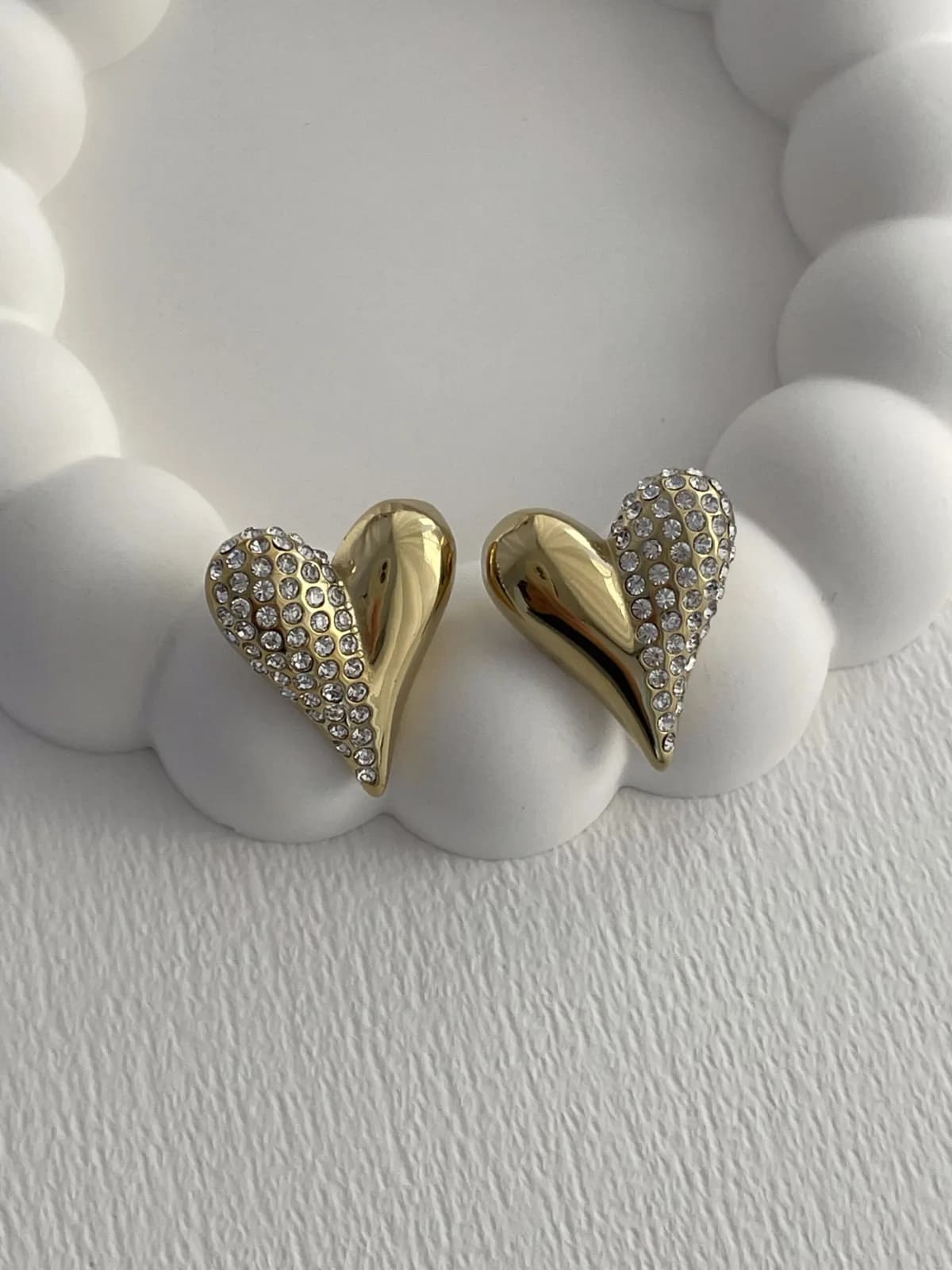 Çelik Yarısı Zirkon Taşlı Kalp Tasarım Gold Küpe
