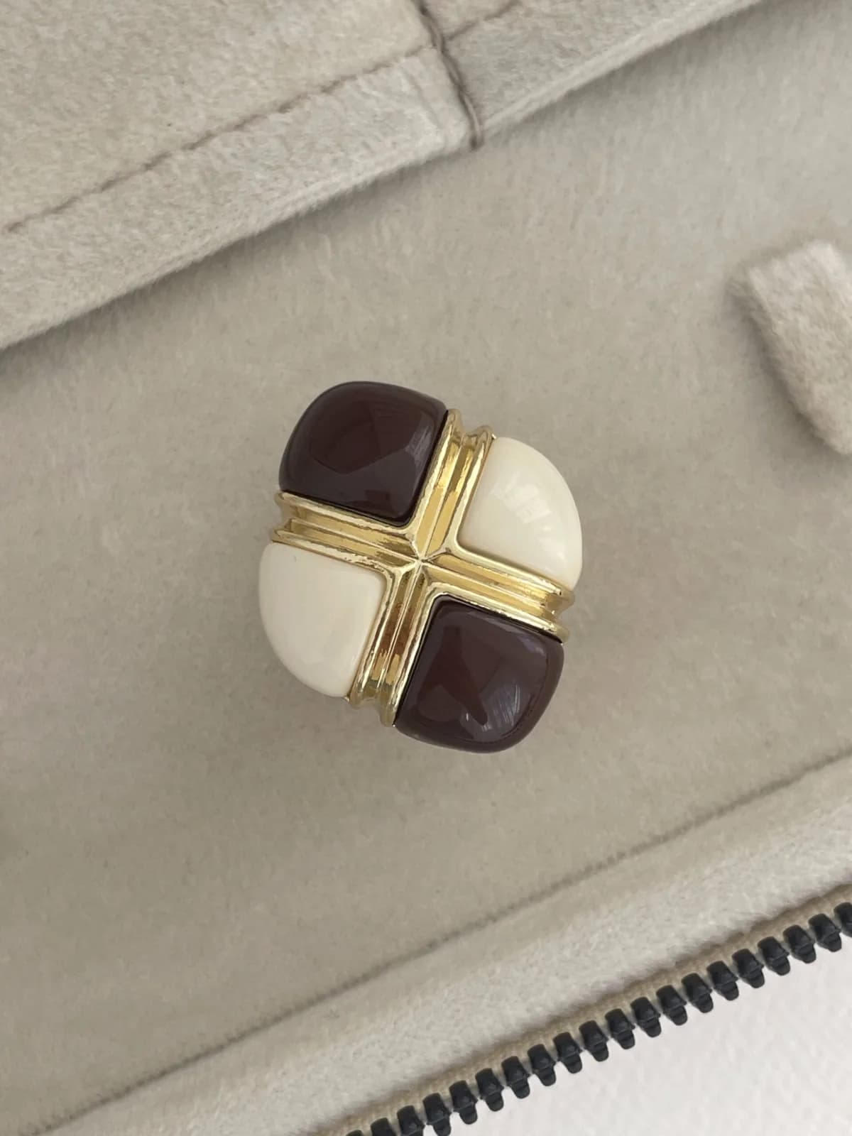 Özel Seri Kahverengi &amp; Krem Taşlı Gold Yüzük 18mm