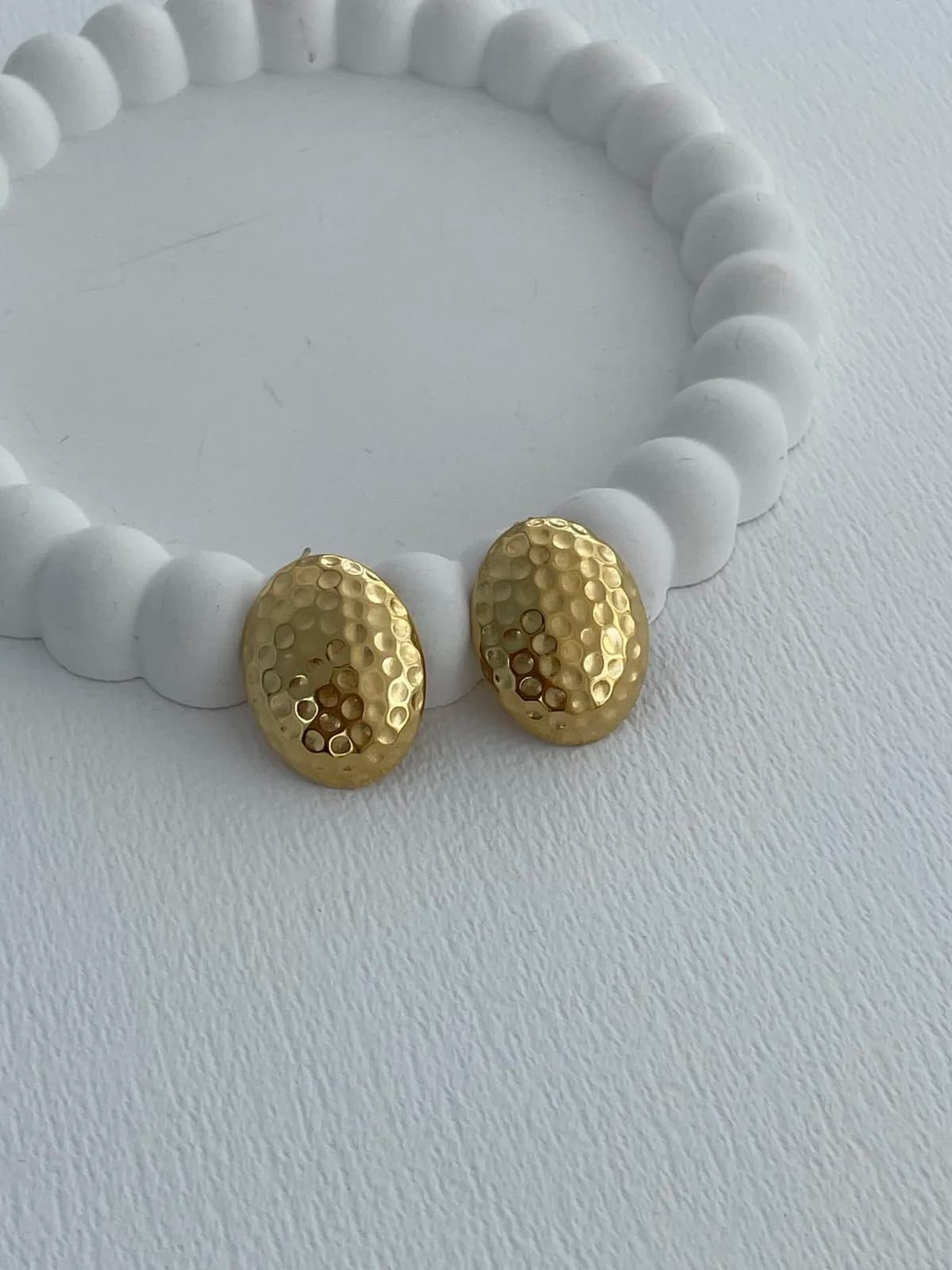 Çelik Yuvarlak Desenli Oval Tasarım Gold Küpe
