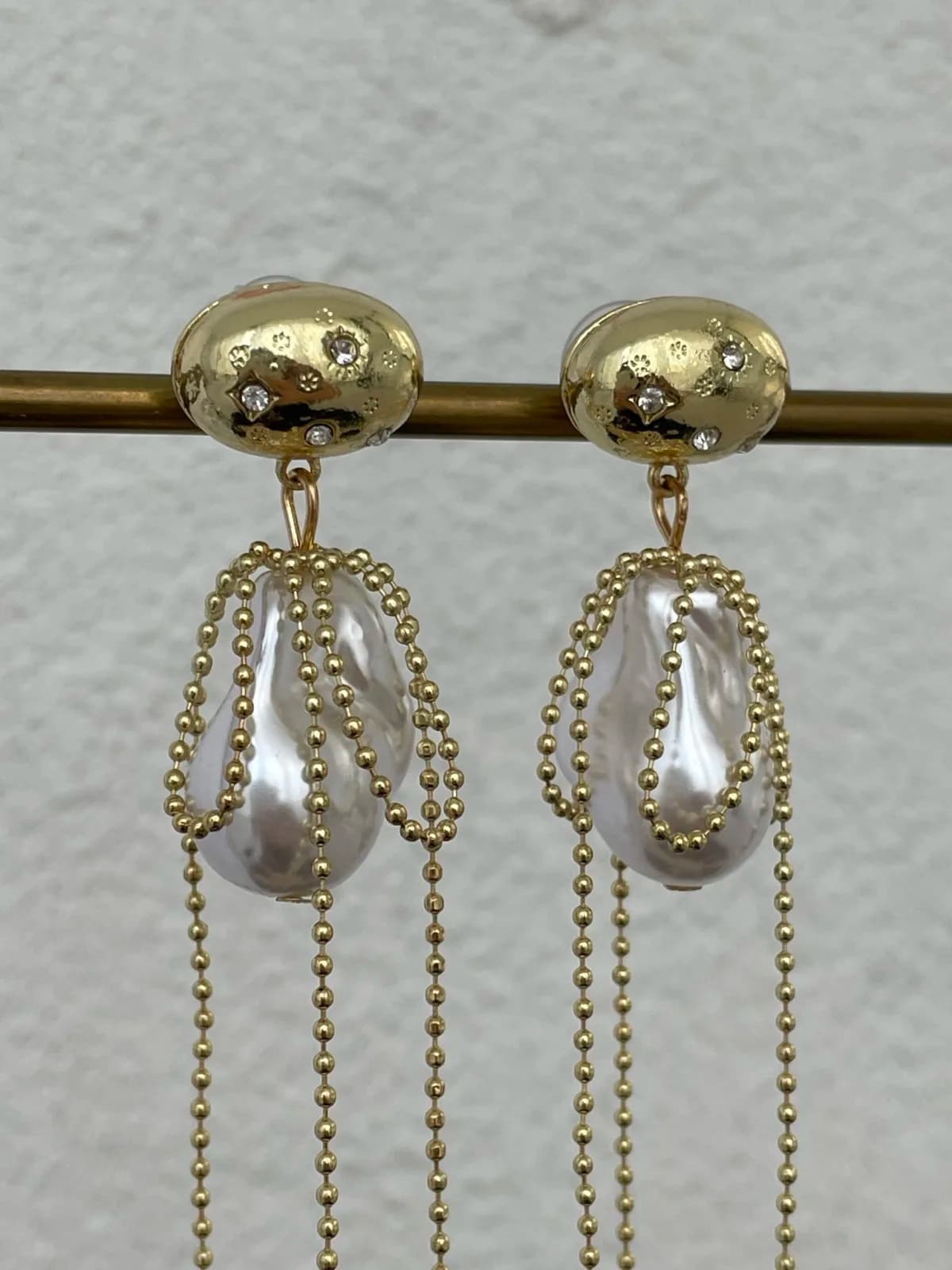 Özel Seri Top Zincir Sallantılı Barok İnci Detay Gold Küpe