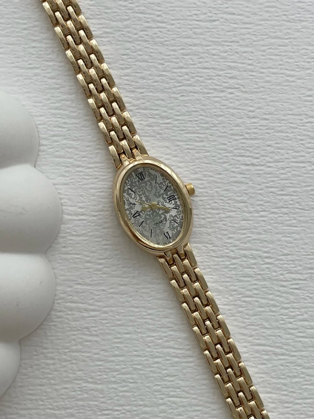 Oval Tasarım Kadranı Beyaz Gold Vintage Saat