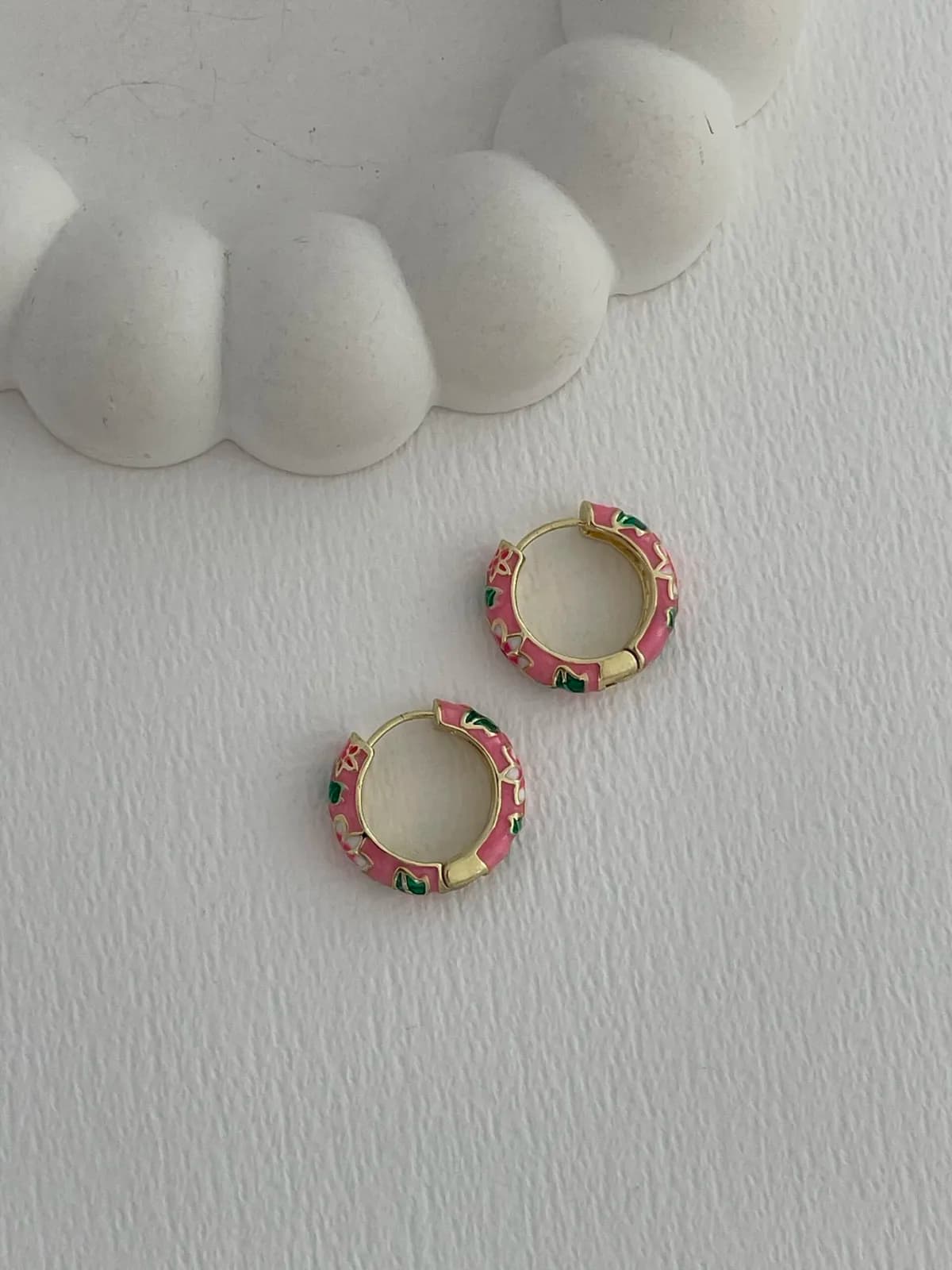 Özel Seri Çiçek Kabartma Desen Pembe Gold Küpe