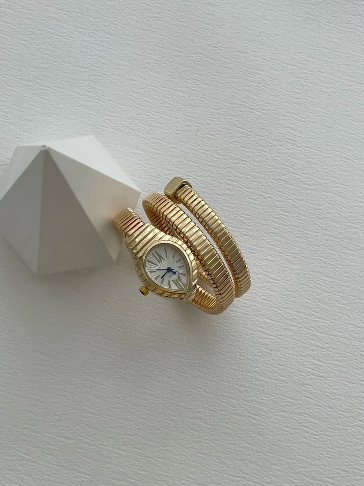Marka Model Yılan Tasarım Kadranı Beyaz Gold Vintage Saat