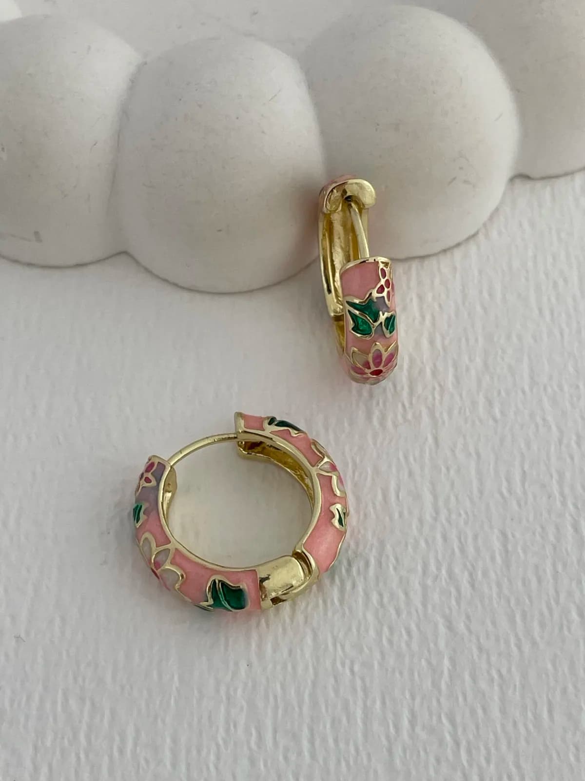 Özel Seri Çiçek Kabartma Desen Pudra Gold Küpe