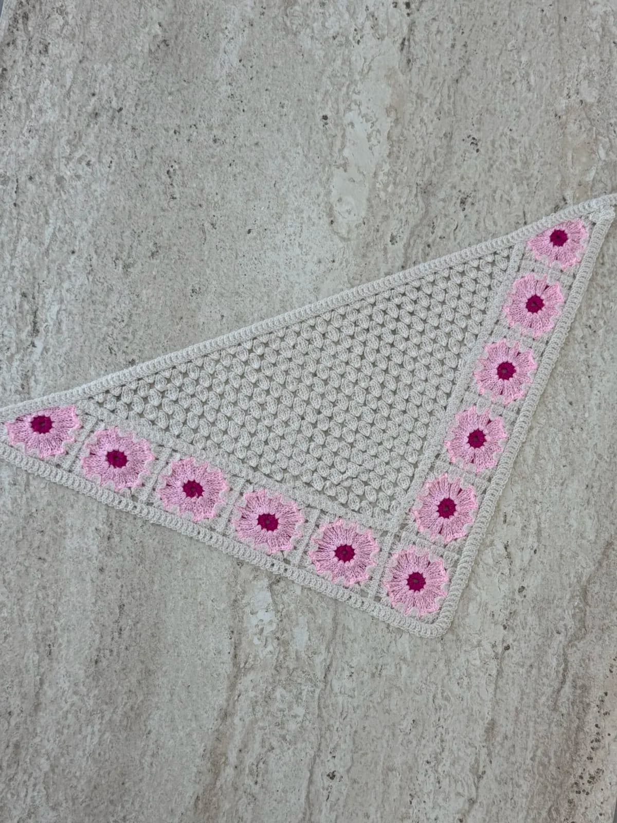 Pembe Çiçek Tasarım Örgü Krem Bandana