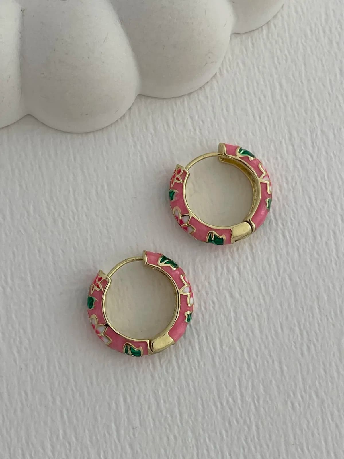 Özel Seri Çiçek Kabartma Desen Pembe Gold Küpe