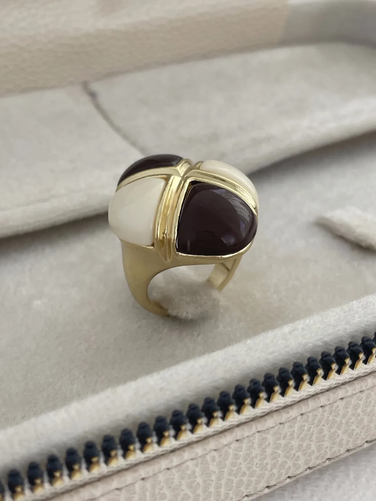 Özel Seri Kahverengi &amp; Krem Taşlı Gold Yüzük 18mm