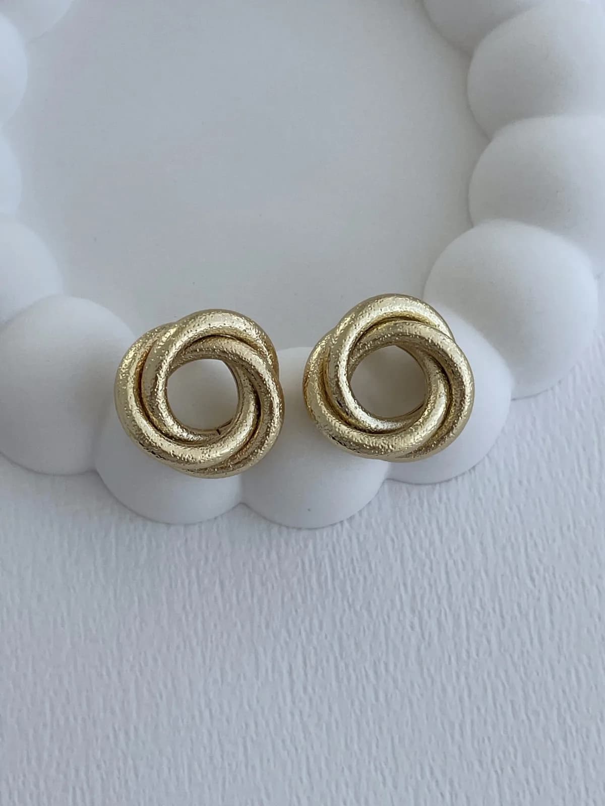 Özel Seri Desenli Gül Tasarım Orta Boy Gold Küpe
