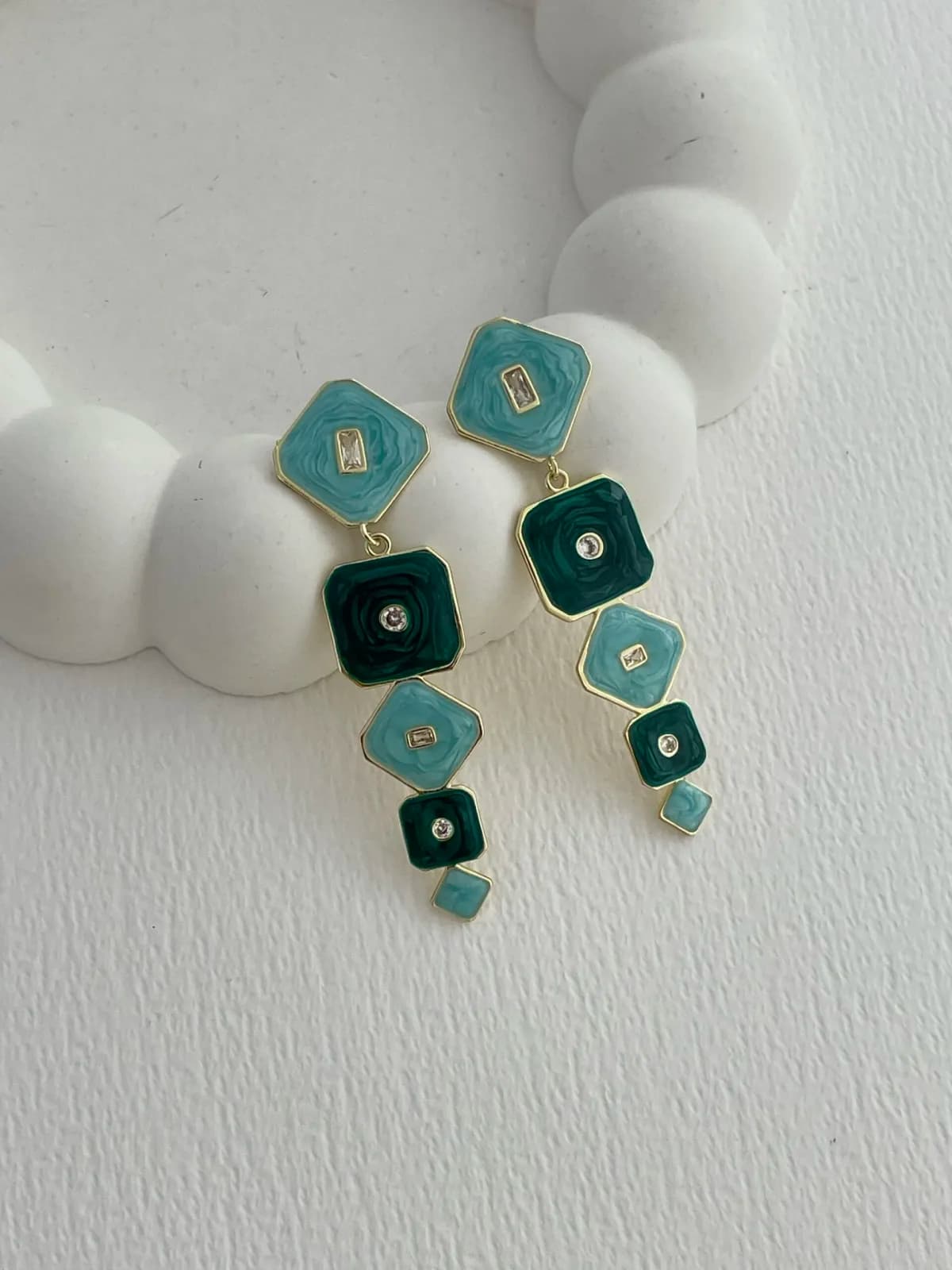 Özel Seri Baget Taşlı Geometrik Tasarım Yeşil - Gold Küpe