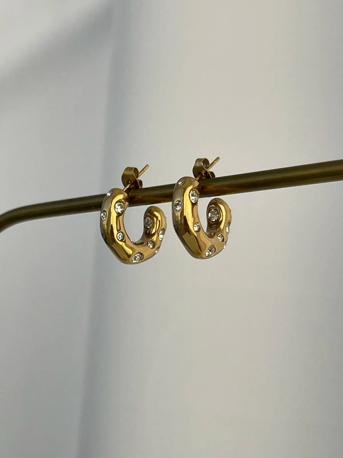 Çelik Zirkon Taşlı Soyut Tasarım Gold Halka Küpe