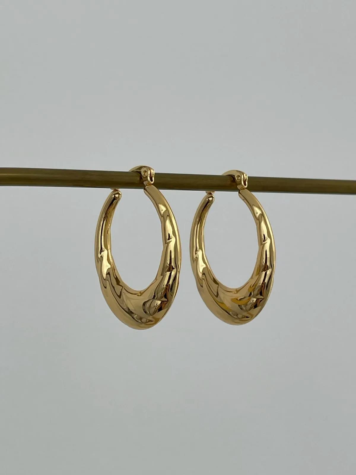 Çelik Desenli Oval Tasarım Gold Halka Küpe