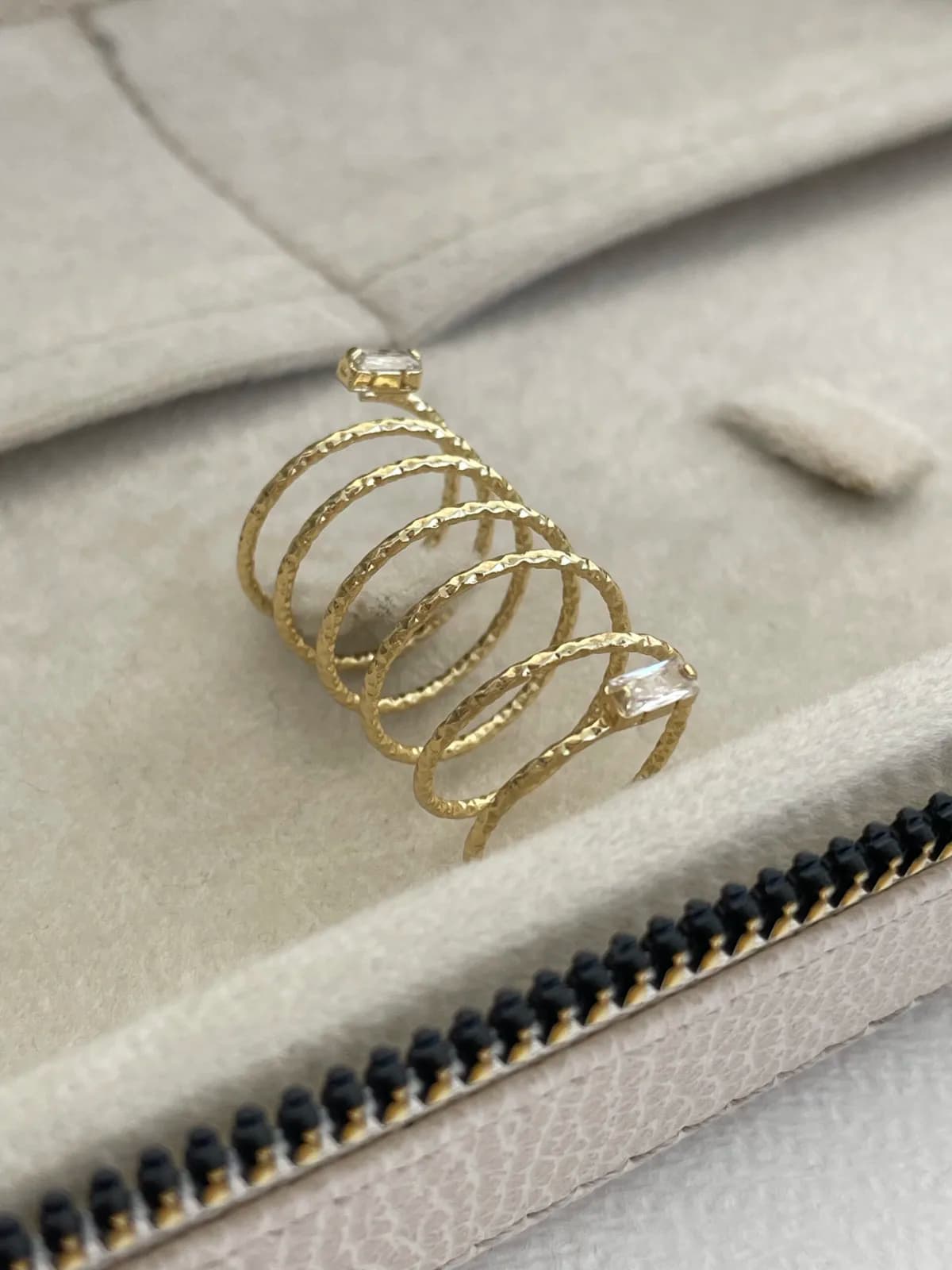 Özel Seri Dikdörtgen Baget Taşlı Spiral Tasarım Gold Yüzük