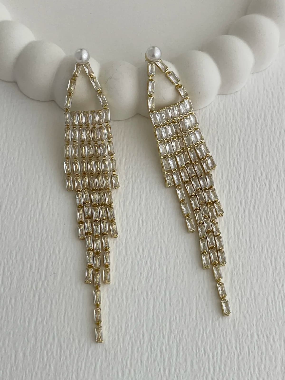 Özel Seri Baget Taşlı İnci Detay Sallantılı Gold Küpe