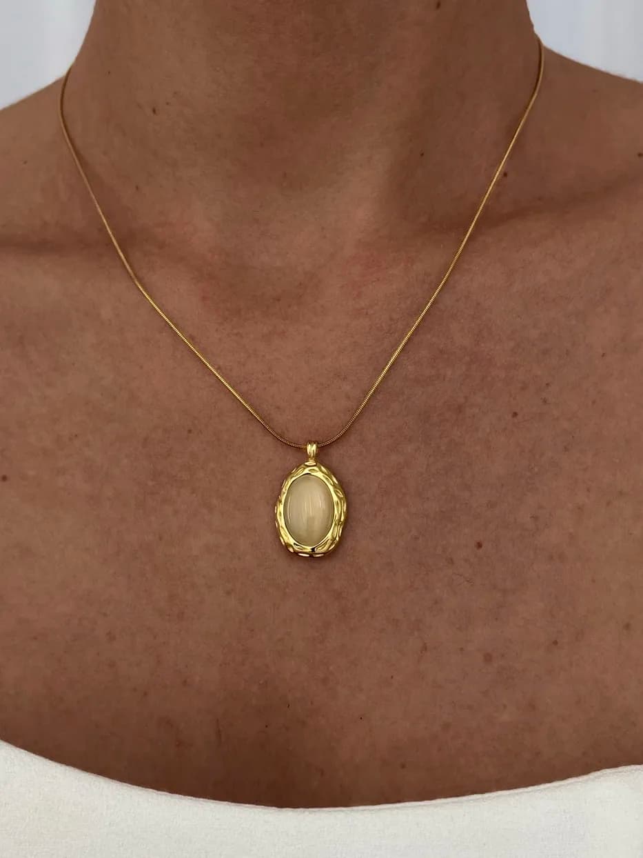Çelik Oval Tasarım Sedefli Gold Kolye