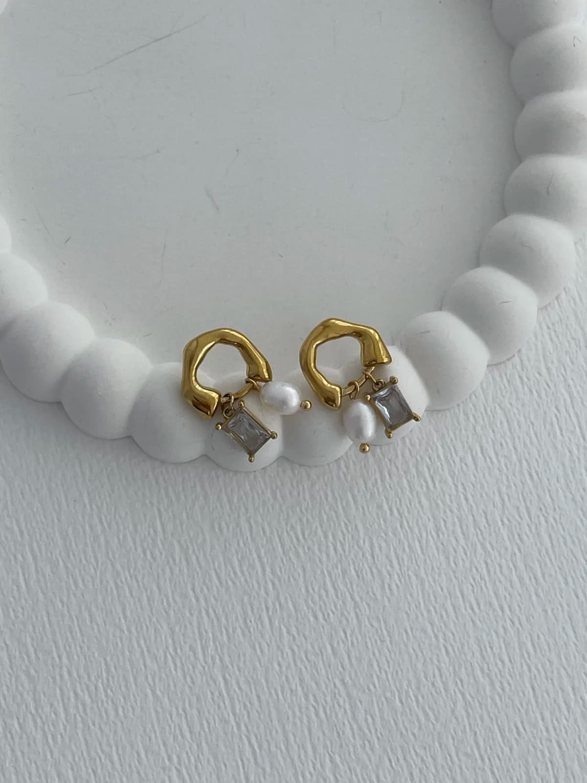 Çelik Baget Taşlı İnci Detay Soyut Tasarım Gold Küpe