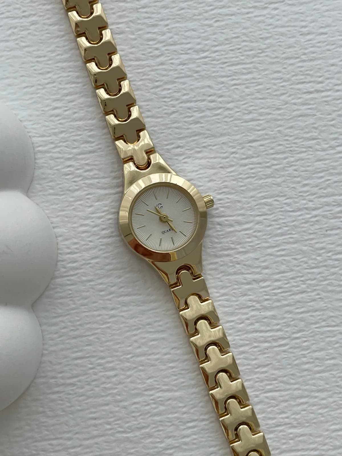 Yuvarlak Tasarım Kadranı Beyaz Gold Vintage Saat