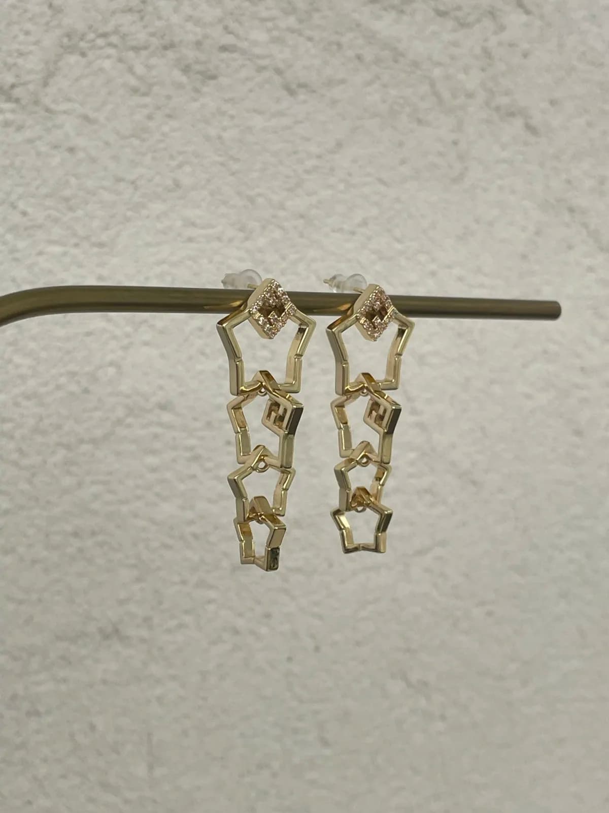 Özel Seri Marka Model Dörtlü Yıldız Zirkon Taşlı Gold Küpe
