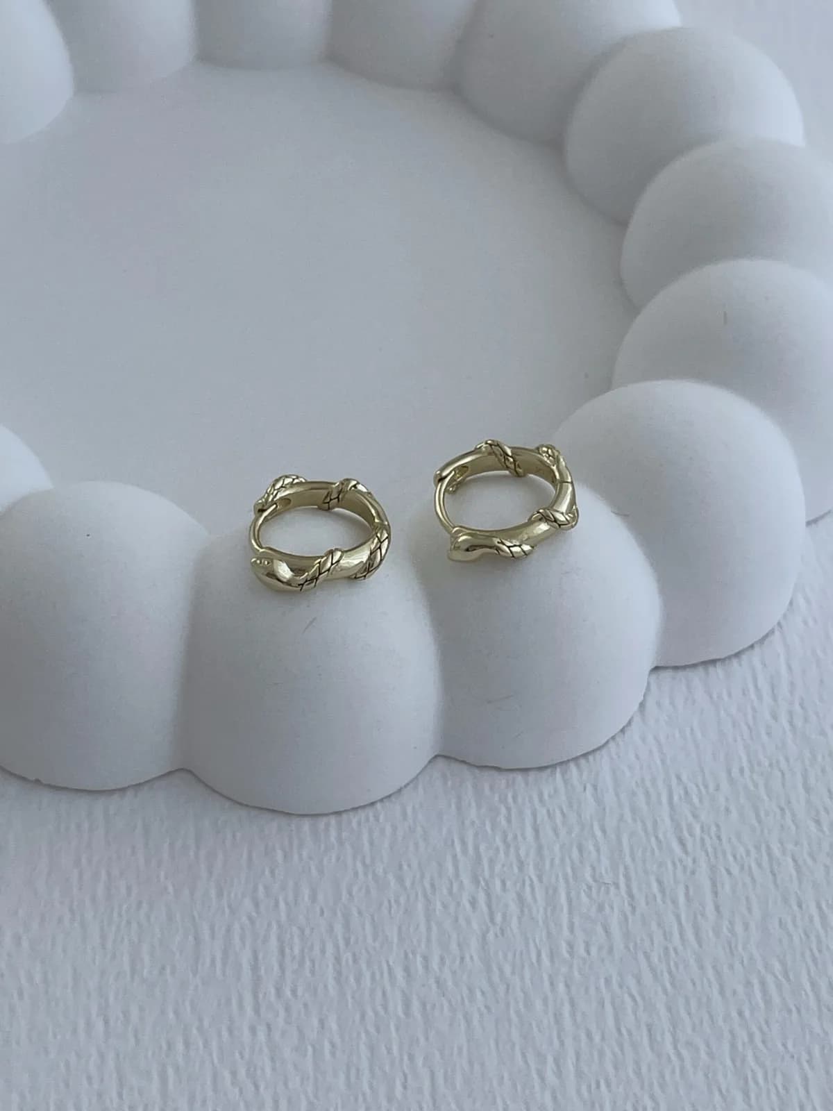 Özel Seri Kıvrım Tasarım Gold Küçük Halka Küpe