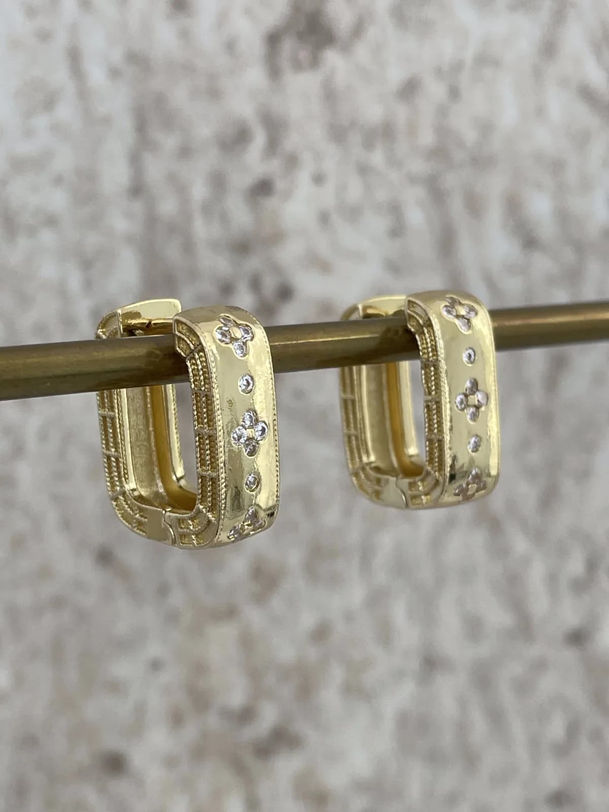 Özel Seri Yonca Detay Kare Tasarım Gold Küpe