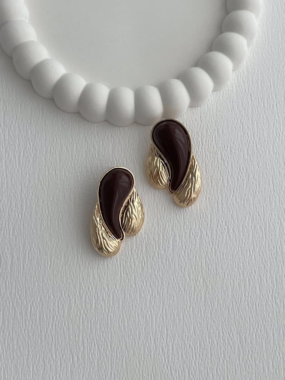 Özel Seri Üçlü Damla Model Kahverengi Mineli Desenli Gold Küpe