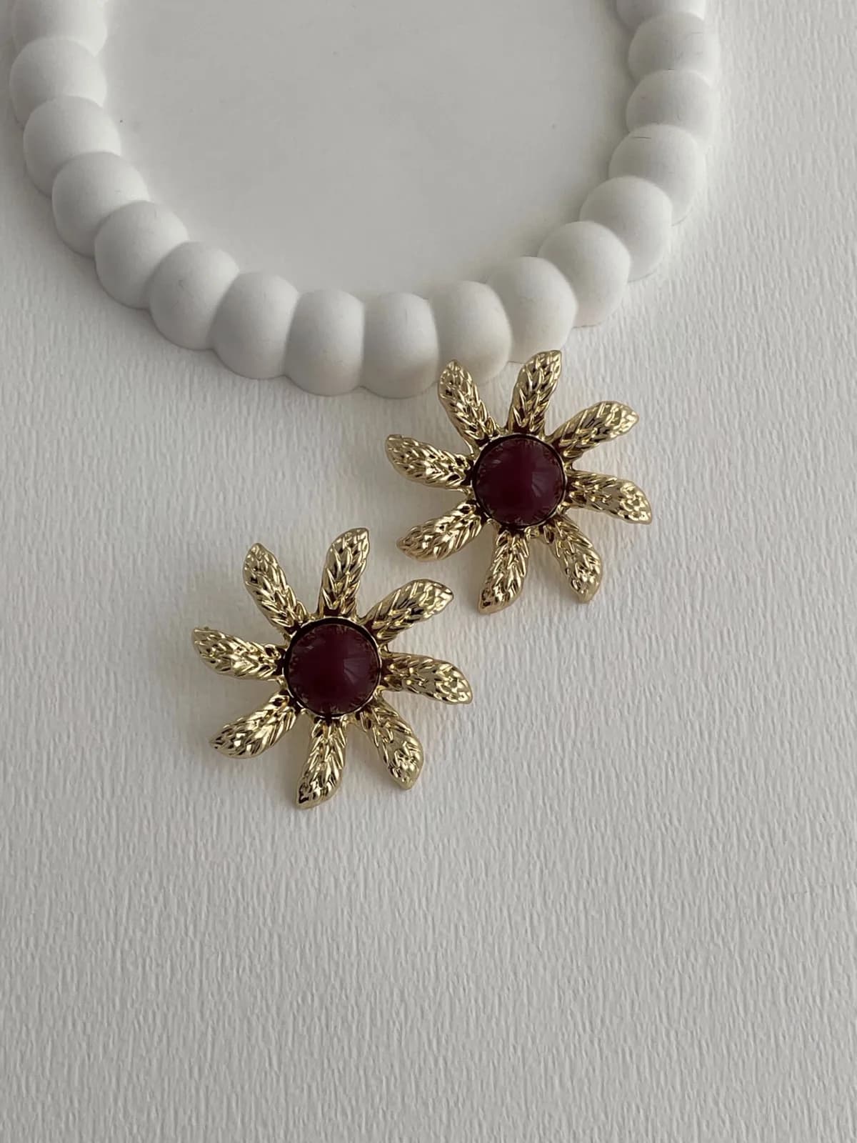 Özel Seri Desenli Çiçek Tasarım Bordo Mineli Gold Küpe
