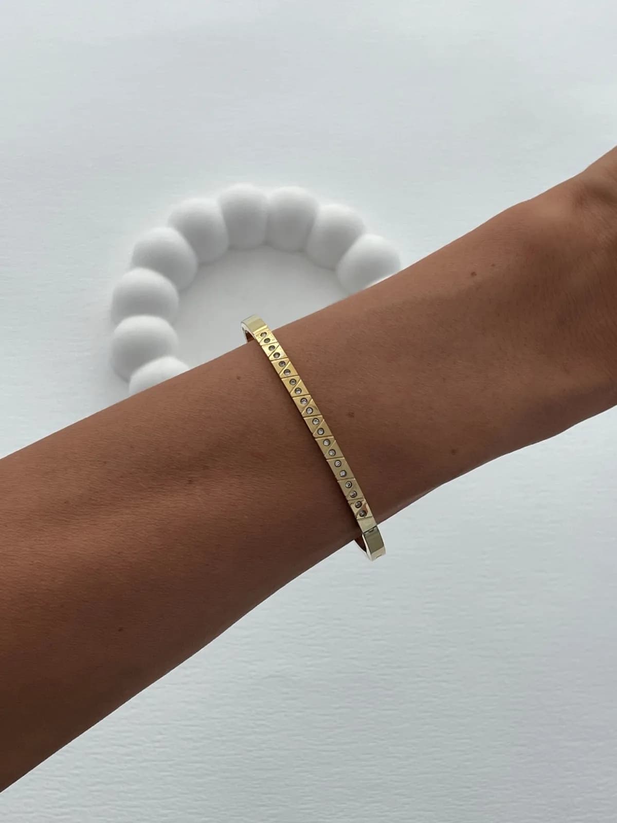 Çelik Geometrik Desen Zirkon Taşlı Gold Kelepçe Bileklik
