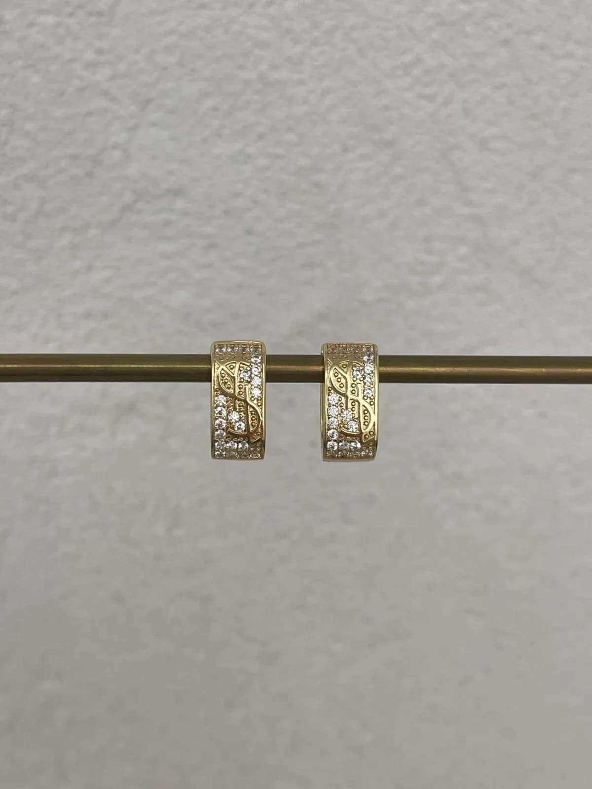 Özel Seri Marka Model Zirkon Taşlı Kare Gold Küpe